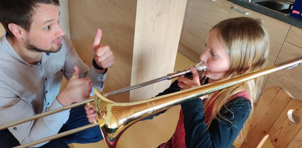 mit einem Zug zum Posaunenton